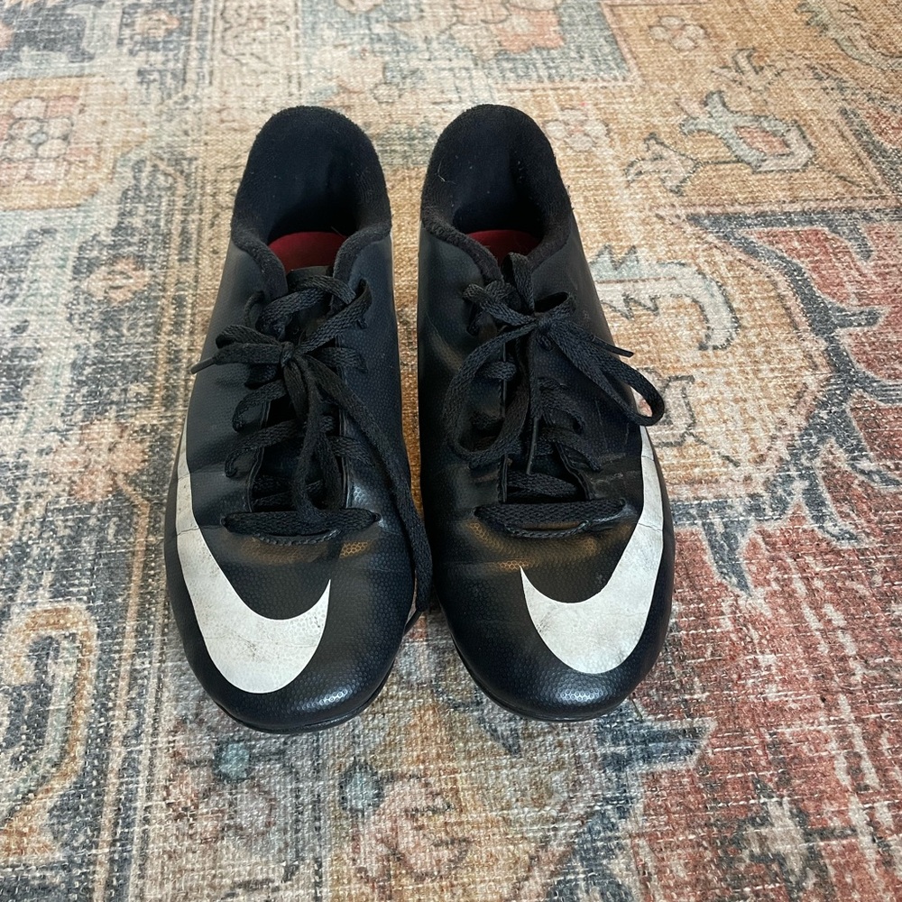 Nike Black and White Athletic Shoes Sleek Design